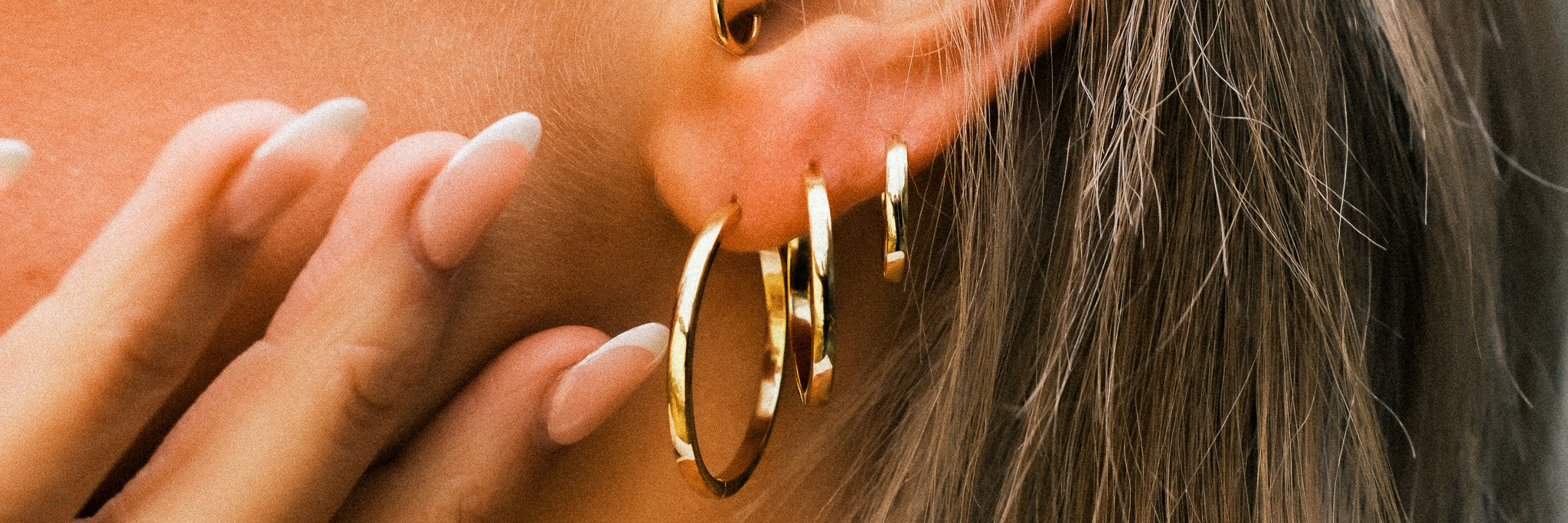 Goldene Ohrringe für Damen