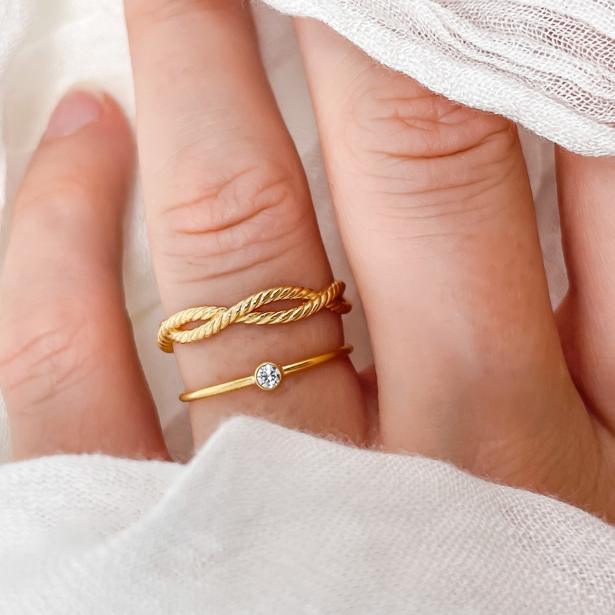 Feiner Ring Laurus mit Zirkon Stein