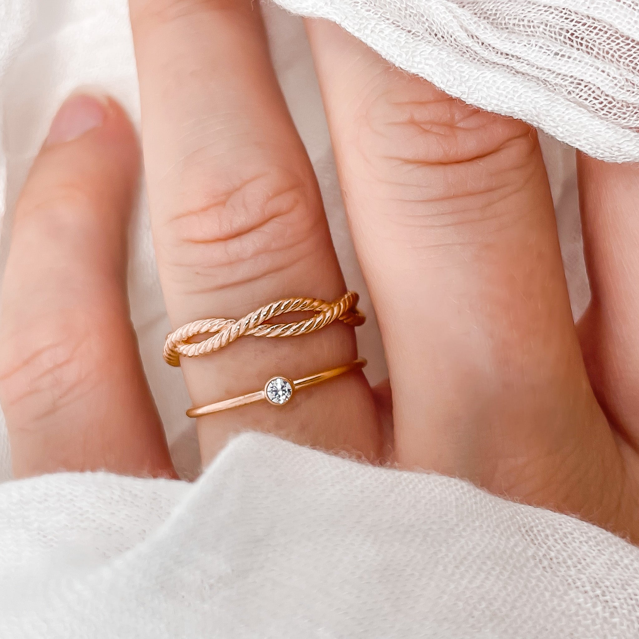 Feiner Ring Laurus mit Zirkon Stein